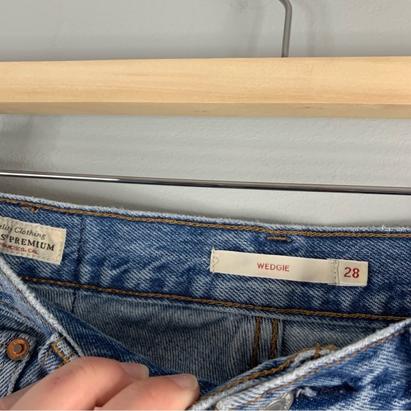 Levi's Premium Womens Wedgie Tapered Ankle Jeans VTG Style Light Wash Rigid 28 - Picture 4 of 13